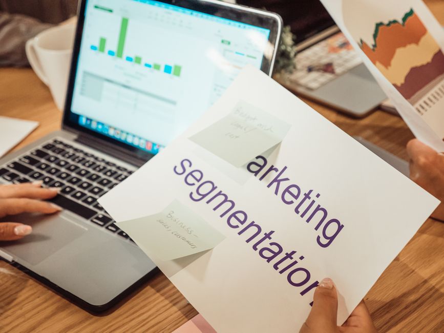 Análisis de datos de marketing en laptop y documentos