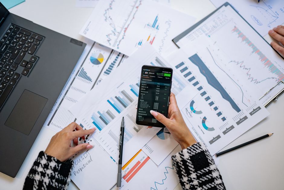 Vista de gráficos y smartphone en oficina