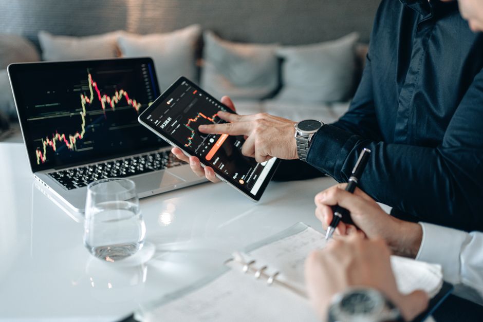 Profesionales analizando datos financieros en oficina